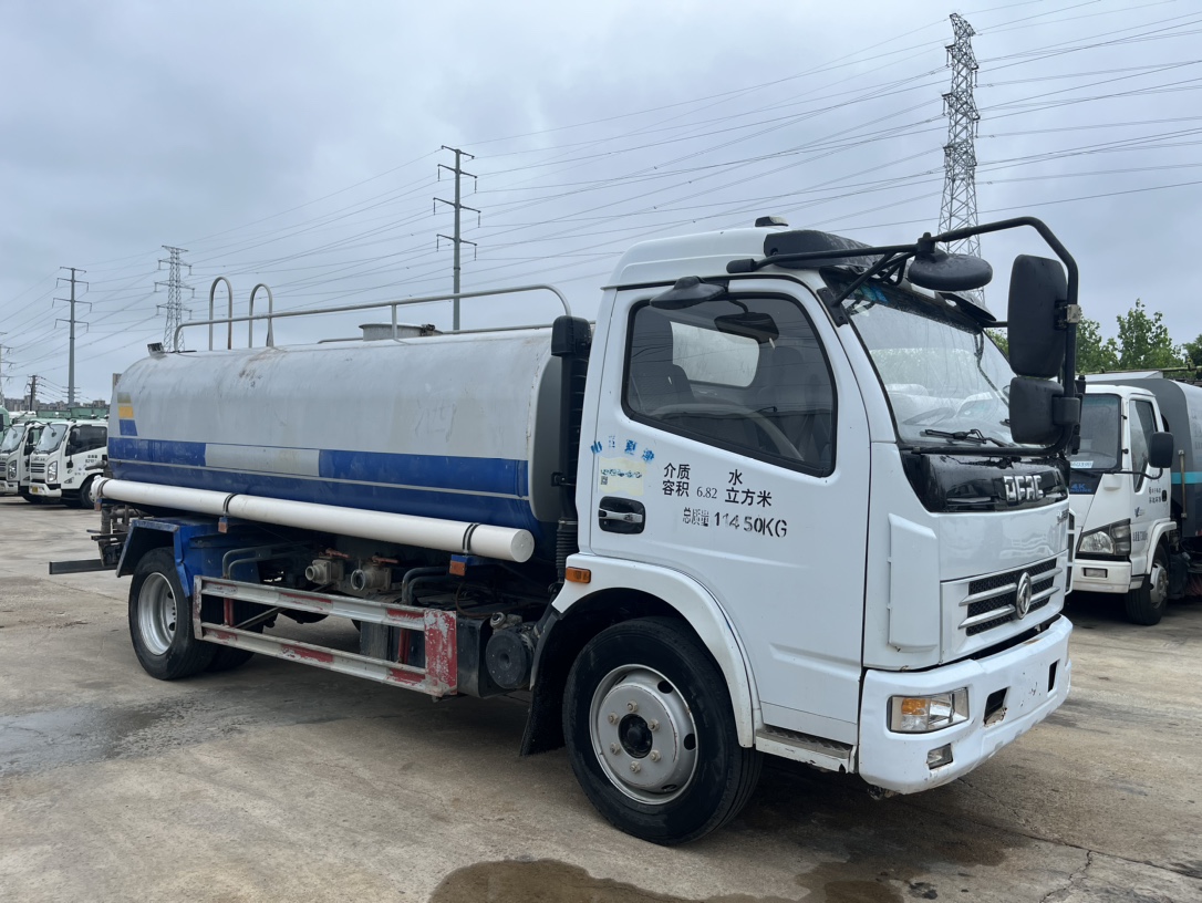 二手10方灑水車 2??年份：2020年5月 3??發動機：朝柴156馬力，國五 4??底盤配置：東風多利卡底盤，3800軸距，245真空胎，六檔變速箱，備胎未