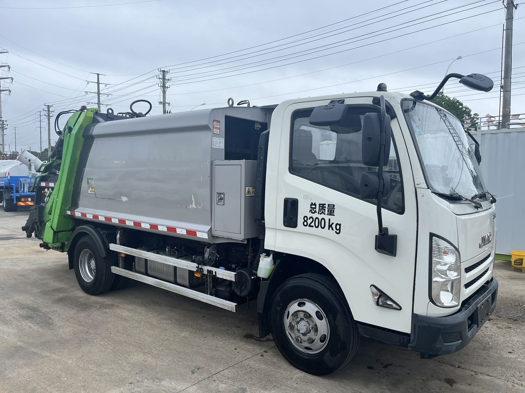 二手國六中聯6方壓縮垃圾車 2??年份：2021年5月 3??發動機：江鈴152馬力，國六 4??底盤配置：江鈴凱運底盤，3360軸距，750鋼絲胎，五檔變速箱