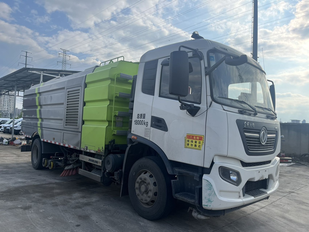 二手中聯16方洗掃車 2??年份：2021年5月 3??發動機：康機230馬力，國六 3??底盤配置：東風天錦底盤，六檔變速箱，5300軸距，275真空胎 4?