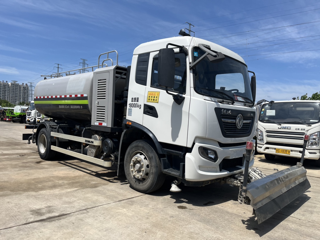 二手國六東風天錦清洗車 2??年份：2021年5月 3??發動機：康機230馬力，國六 4??底盤配置：東風天錦底盤，六檔變速箱，4500軸距，275真空胎，