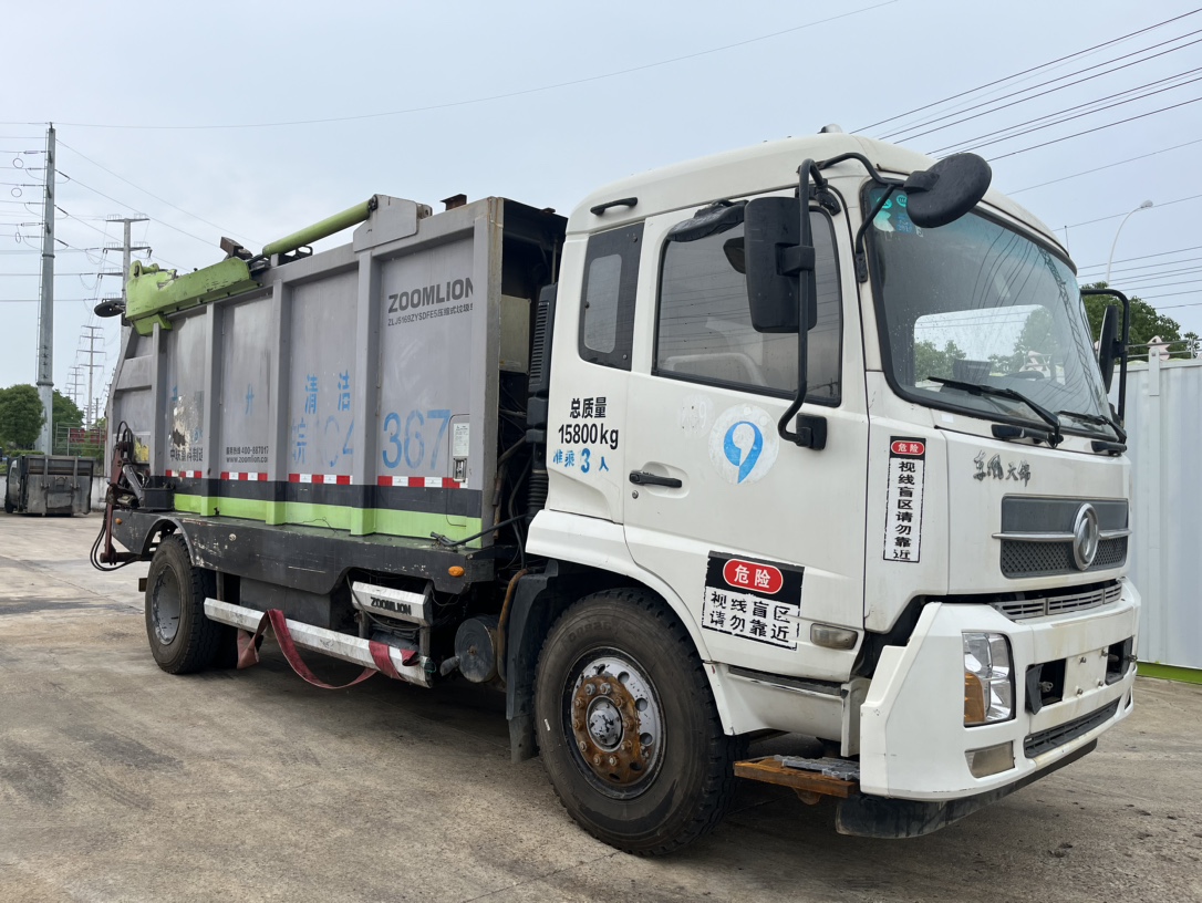 二手中聯無泄露式壓縮垃圾車 2??年份：2018年1月 3??發動機：康機210馬力，國五 4??底盤配置：東風天錦底盤，4500軸距，1000鋼絲胎，六檔變速