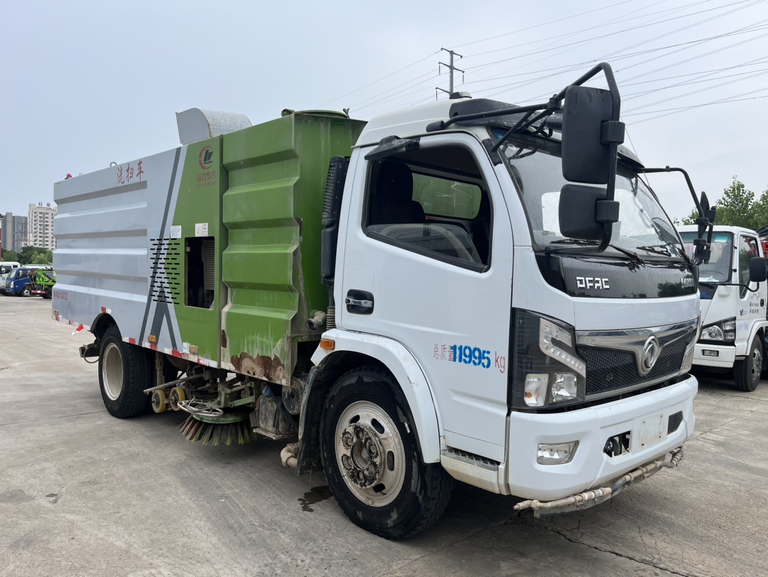 二手國六8方洗掃 2??年份：2021年4月 3??發動機：云內150馬力，國六 4??底盤配置：東風福瑞卡底盤，3800軸距，825鋼絲胎，六檔變速箱。 5?